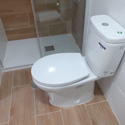 Montaje de plato de ducha y mampara con puerta corredera