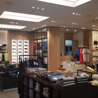 Vista general de tienda de ropa