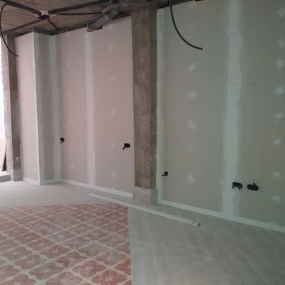 Terminaciones de paredes de pladur y rodapiés de madera.