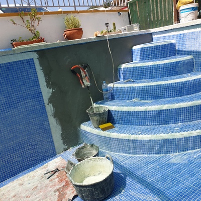 Escalera romana de piscina y gresite