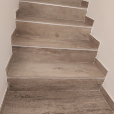 escalera porcelánico