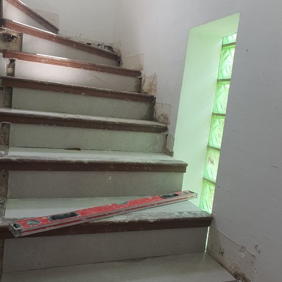 Peldañeado en escalera con perfil de madera recuperado