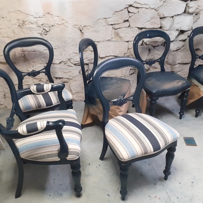 Sillas lacadas en azul oscuro