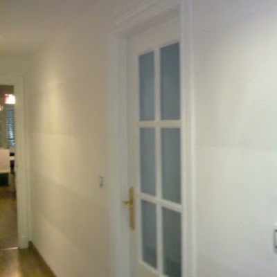Decoración de rayas en pared y lacado de puertas