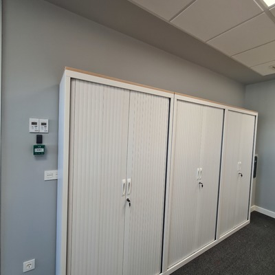 Armarios metálicos altos puertas correderas