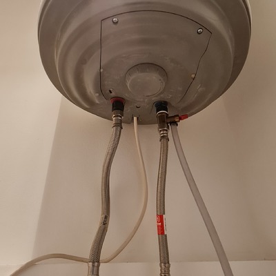 Sustitución por fuga de latiguillos en termo eléctrico