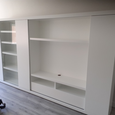 Mueble de salon con vitrina lacado en blanco
