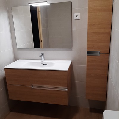Baño con mobialiario Roca