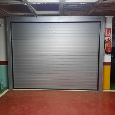 Puerta seccional con marco lacado en gris plata