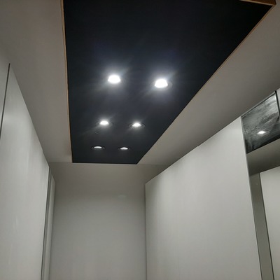 Montaje de falso techo con molduras de madera y halojenos