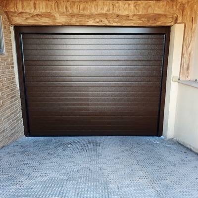 Puerta seccional marrón 8014