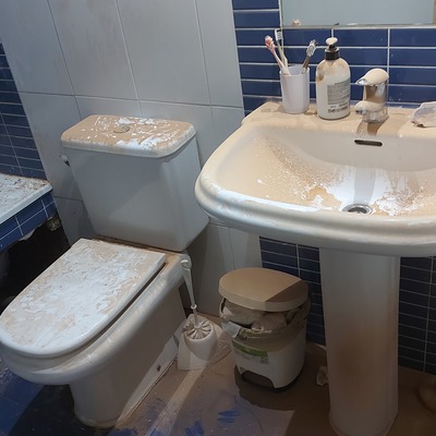 Muy sucio y manchado