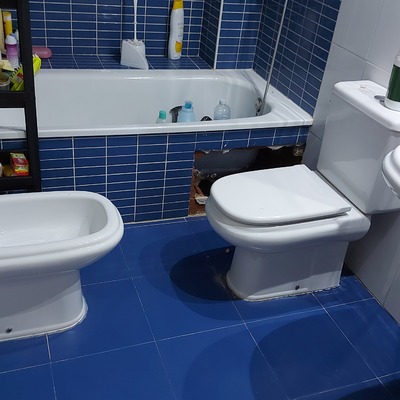 Bañera limpia y desmanchada