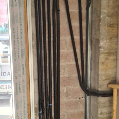 INSTALACION DE TUBERIA PARA PASAR CABLES DE VIVIENDAS