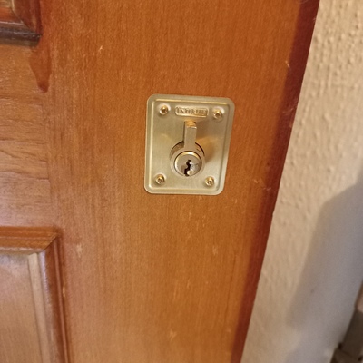 Reparacion puerta destrozada