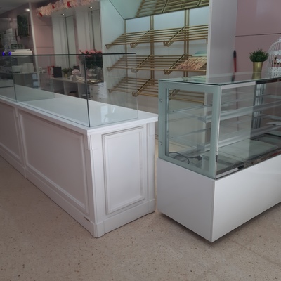 Mostradores vitrinas a medida para panaderías y pastelerías.