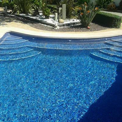 piscina gunitada con doble escalera 