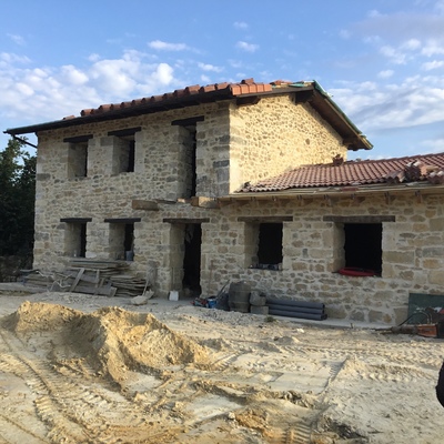 Construcción de casa de piedra