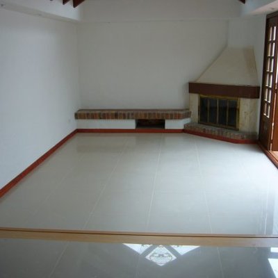 rodapie en madera  sobre porcelanato.