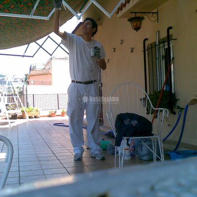 Pintando estructura toldo atico. pi maragall. barcelona