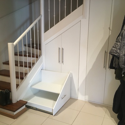 Armario a medida bajo escalera abuhardillado