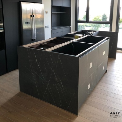 Refroma de cocina negra con isla