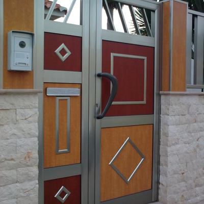 puerta de exterior con paneles fenolicos