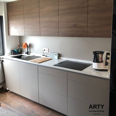 Cocina lineal con acabado en madera