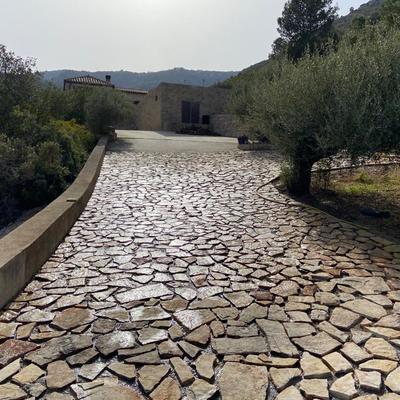 Camino con piedra aplacada