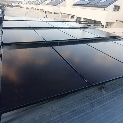Integración de paneles solares en pérgola.
