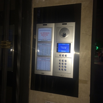 Placa videoportero con teclado y display digital para ver la información