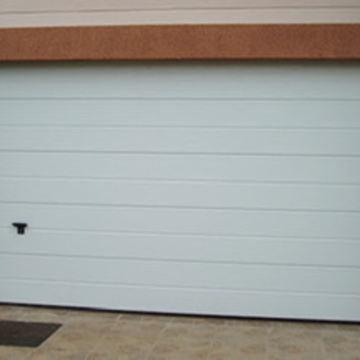 Puerta seccional blanca