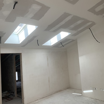 Falso techo aislado con ventanas