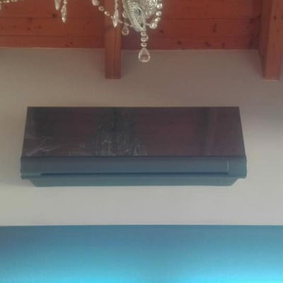 Split mural de diseño en vivienda unifamiliar