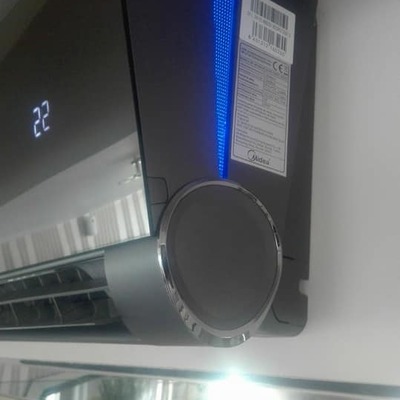 Split mural de diseño en vivienda unifamiliar