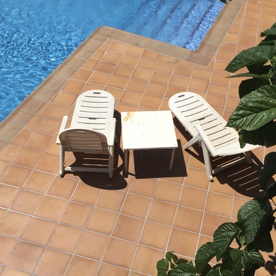 Coronación de piscina con baldosa tipo grés