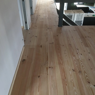 Tarima maciza de pino sobre rastreles