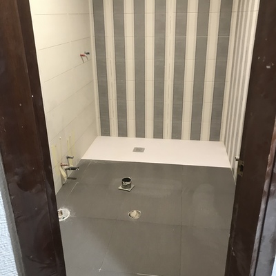 Baño moderno con azulejo imitación papel