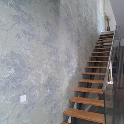 Decoración de escalera con papel pintado