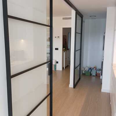 PUERTA CORREDERA DE VIDRIO