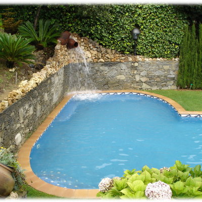 Piscina con ánfora desbordante