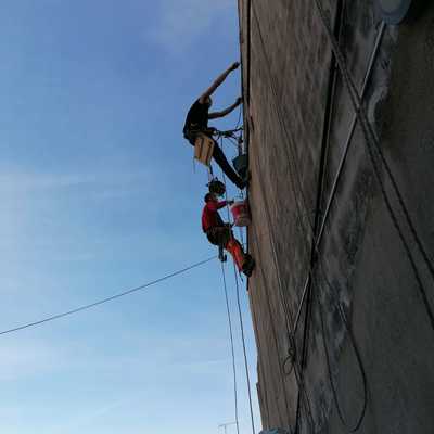Equipo de anclaje vertical trabajando