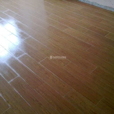 Suelo Porcelánico en disposición de tarima tono roble color miel