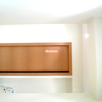 Puerta corredera entre tabiques en haya vaporizada