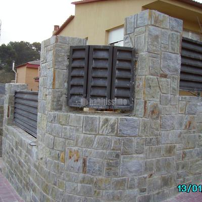 Aplacado  de piedra Llicorella rectangular con junta de mortero