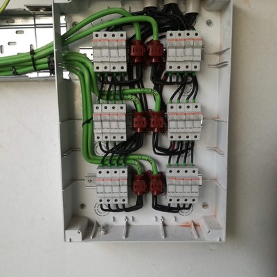 Instalación siempre con fusibles de seguridad