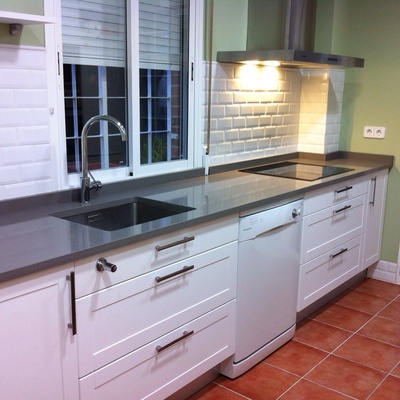 Cocina en polilaminado blanco.