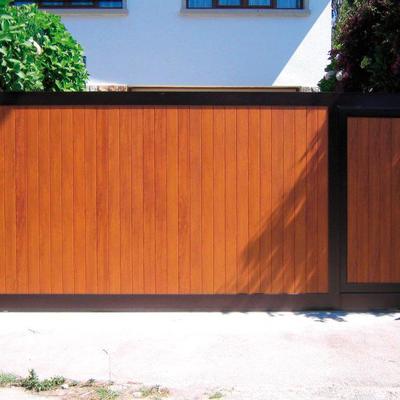 Puerta PVC motorizada.