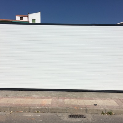 Puerta corredera con panel