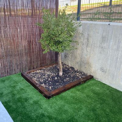 Jardinera de vigas y césped artificial